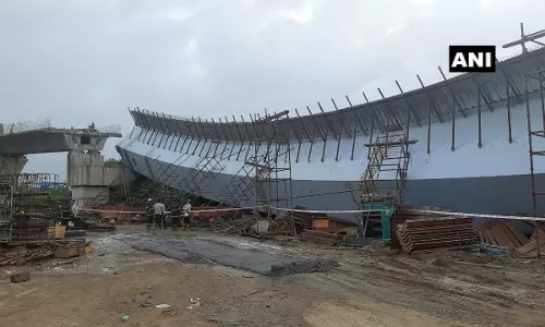 മുംബൈയില്‍ നിര്‍മാണത്തിലിരുന്ന ഫ്‌ളൈഓവര്‍ തകര്‍ന്നു, 14 പേര്‍ക്ക് പരിക്ക്