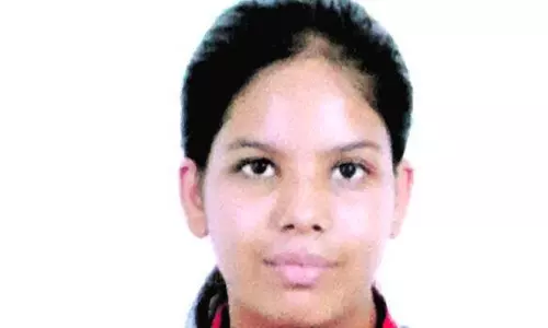 പൊതുമരാമത്ത് സെക്രട്ടറിയുടെ മകള് ഫ്ളാറ്റില് നിന്ന് വീണു മരിച്ച സംഭവം ആത്മഹത്യയെന്ന് പൊലീസ് പൊതുമരാമത്ത് സെക്രട്ടറിയുടെ മകള് ഫ്ളാറ്റില് നിന്ന് വീണു മരിച്ച സംഭവം ആത്മഹത്യയെന്ന് പൊലീസ്