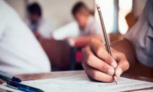 വസ്ത്രത്തിന് ഇറക്കം പോര; വിദ്യാര്‍ഥിനിയെ കര്‍ട്ടന്‍ പുതപ്പിച്ച് പരീക്ഷക്കിരുത്തി