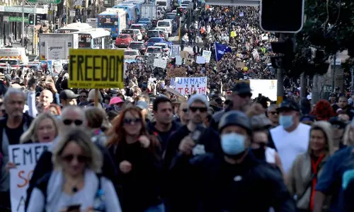 ആസ്ട്രേലിയയില് ലോക്ഡൗൺ വിരുദ്ധ പ്രക്ഷോഭം ശക്തം; പൊലീസുമായി ആയിരങ്ങള് തെരുവില് ഏറ്റുമുട്ടി- വീഡിയോ ആസ്ട്രേലിയയില് ലോക്ഡൗൺ വിരുദ്ധ പ്രക്ഷോഭം ശക്തം; പൊലീസുമായി ആയിരങ്ങള് തെരുവില് ഏറ്റുമുട്ടി- വീഡിയോ