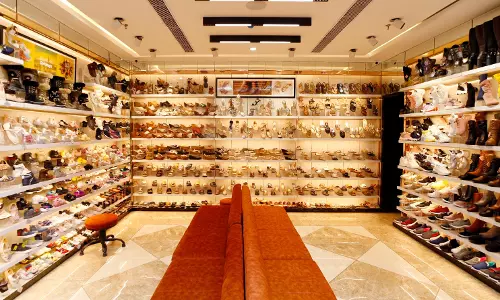 ചെരുപ്പുകളുടെയും വസ്ത്രങ്ങളുടെയും വില വർധിക്കും ; ജിഎസ്ടി നിരക്കിൽ വലിയ മാറ്റം ചെരുപ്പുകളുടെയും വസ്ത്രങ്ങളുടെയും വില വർധിക്കും ; ജിഎസ്ടി നിരക്കിൽ വലിയ മാറ്റം