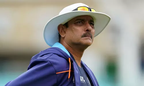 കടിച്ചുതൂങ്ങി നില്‍ക്കില്ല; സമയമായാൽ പിൻവാങ്ങുമെന്ന് രവി ശാസ്ത്രി