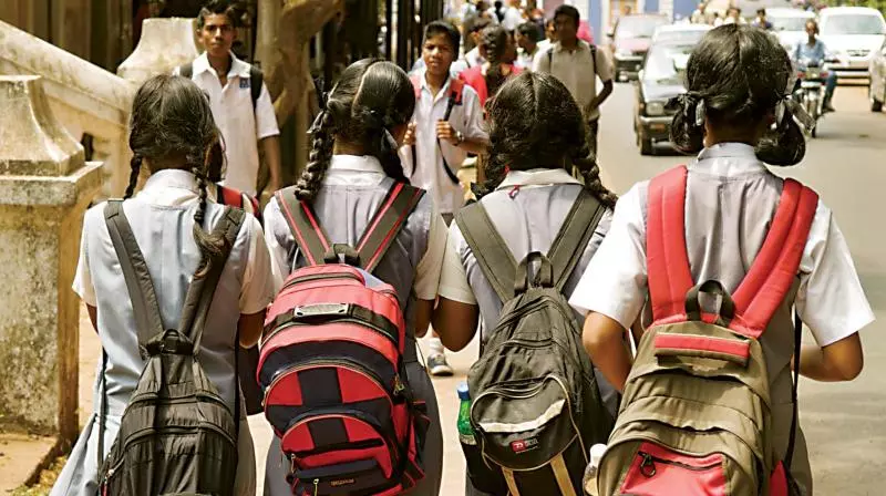 ഒന്നര വര്‍ഷത്തിന് ശേഷം സ്കൂള്‍ തുറക്കുന്നു: സ്കൂള്‍ തുറക്കാന്‍ മാനദണ്ഡങ്ങള്‍ നിശ്ചയിക്കും