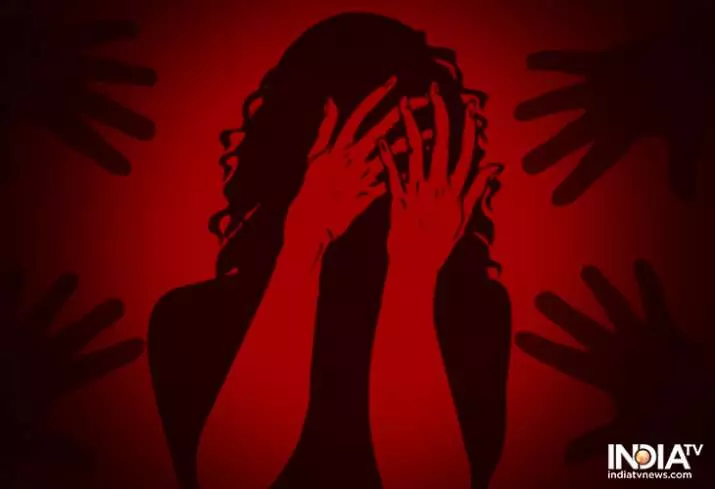 ലിഫ്റ്റ് വാഗ്ദാനം ചെയ്ത് കാറില് കയറ്റിയ ശേഷം യുവതിയെ കൂട്ട ബലാത്സംഗം ചെയ്തു. ലിഫ്റ്റ് വാഗ്ദാനം ചെയ്ത് കാറില് കയറ്റിയ ശേഷം യുവതിയെ കൂട്ട ബലാത്സംഗം ചെയ്തു.