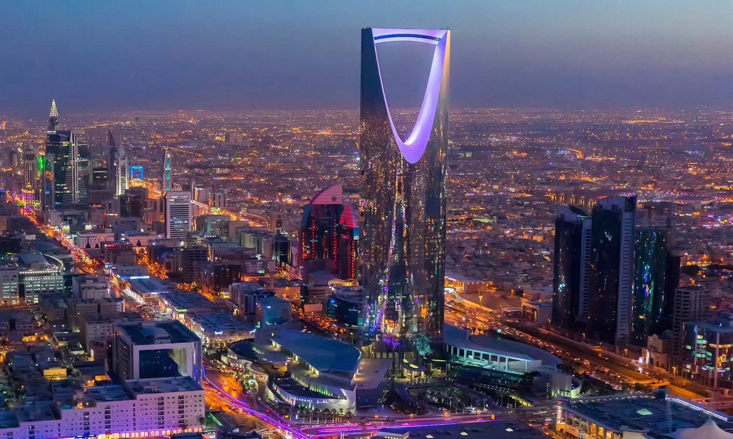 സര്‍ക്കാര്‍ സംവിധാനങ്ങള്‍ക്ക് പിന്നാലെ സ്വകാര്യമേഖലയിലും സ്വദേശിവത്കരണം ഊര്‍ജിതമാക്കാന്‍ യുഎഇ