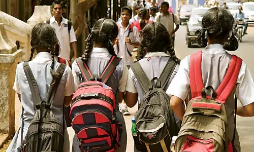 ഒന്നര വര്‍ഷത്തിന് ശേഷം സ്കൂള്‍ തുറക്കുന്നു: സ്കൂള്‍ തുറക്കാന്‍ മാനദണ്ഡങ്ങള്‍ നിശ്ചയിക്കും