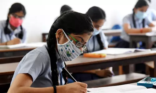 കേരളത്തിലെ സ്ഥിതി വ്യത്യസ്തം; സ്‌കൂളുകൾ തുറക്കേണ്ടത് ഘട്ടം ഘട്ടമായി