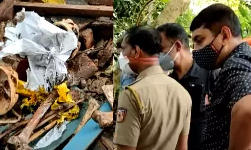 വീടിനുള്ളിൽ പ്ലാസ്റ്റിക് കിറ്റിൽ പൊതിഞ്ഞ നിലയിൽ മനുഷ്യന്റെ അസ്ഥിക്കൂടം വീടിനുള്ളിൽ പ്ലാസ്റ്റിക് കിറ്റിൽ പൊതിഞ്ഞ നിലയിൽ മനുഷ്യന്റെ അസ്ഥിക്കൂടം