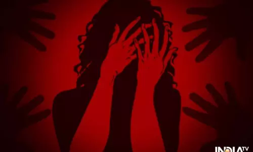 ലിഫ്റ്റ് വാഗ്ദാനം ചെയ്ത് കാറില് കയറ്റിയ ശേഷം യുവതിയെ കൂട്ട ബലാത്സംഗം ചെയ്തു. ലിഫ്റ്റ് വാഗ്ദാനം ചെയ്ത് കാറില് കയറ്റിയ ശേഷം യുവതിയെ കൂട്ട ബലാത്സംഗം ചെയ്തു.