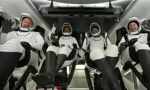 ബഹിരാകാശ വിനോദ സഞ്ചാരികളുമായി പോയ സ്പേസ് എക്സ് തിരിച്ചെത്തി ബഹിരാകാശ വിനോദ സഞ്ചാരികളുമായി പോയ സ്പേസ് എക്സ് തിരിച്ചെത്തി