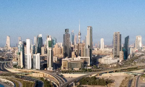 കുവൈത്തില്‍ സന്ദര്‍ശക വിസ തൊഴില്‍ വിസയിലേക്ക് മാറ്റാന്‍ അനുമതി