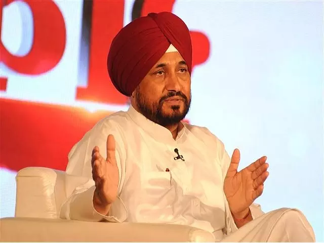 മണ്കുടിലില് കഴിഞ്ഞിട്ടുണ്ട്, റിക്ഷ വലിച്ചിട്ടുണ്ട്; പട്ടിണിക്കാലം ഓര്ത്തെടുത്ത് പഞ്ചാബ് മുഖ്യമന്ത്രി ചരണ്ജിത്ത് സിങ് മണ്കുടിലില് കഴിഞ്ഞിട്ടുണ്ട്, റിക്ഷ വലിച്ചിട്ടുണ്ട്; പട്ടിണിക്കാലം ഓര്ത്തെടുത്ത് പഞ്ചാബ് മുഖ്യമന്ത്രി ചരണ്ജിത്ത് സിങ്