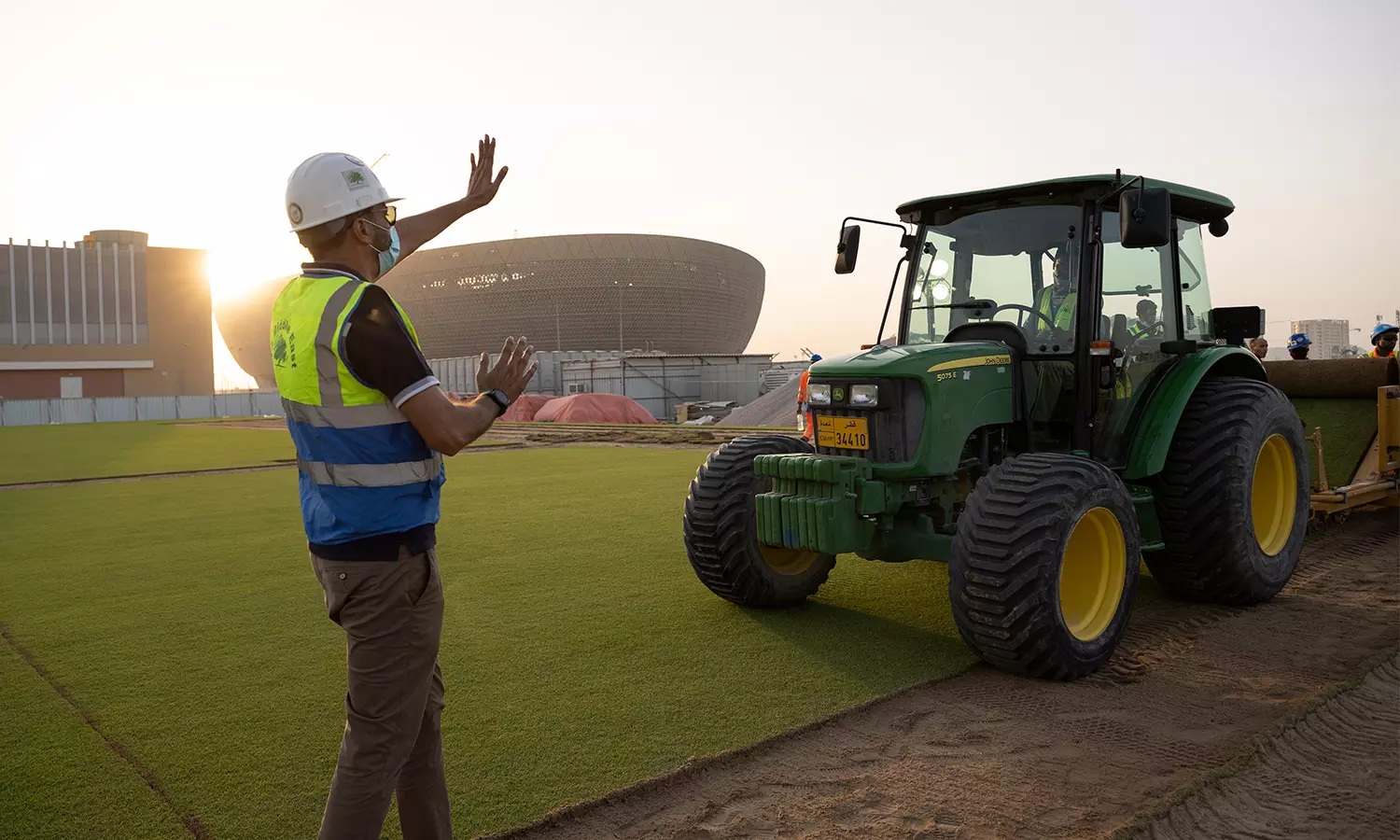 ഫുട്ബോള്‍ ലോകകപ്പിനായി ഖത്തറില്‍ ഒരുക്കങ്ങള്‍ അതിവേഗത്തില്‍; ഫൈനല്‍ നടക്കേണ്ട ലുസൈല്‍ അന്താരാഷ്ട്ര സ്റ്റേഡിയത്തില്‍ ടര്‍ഫ് സ്ഥാപിച്ചു
