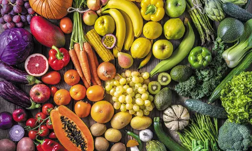 സന്തോഷത്തോടെയിരിക്കണോ? പഴങ്ങളും പച്ചക്കറികളും ധാരാളം കഴിച്ചോളൂ..