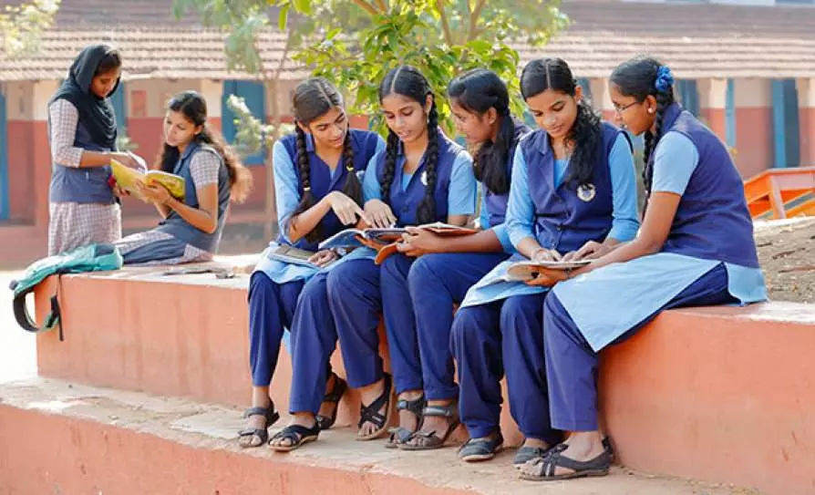 സാമ്പത്തിക ബാധ്യത; ഈ വർഷം പുതിയ പ്ലസ് വണ് ബാച്ചുകളില്ല, മലബാറിലെ വിദ്യാര്ഥികള് ആശങ്കയില് സാമ്പത്തിക ബാധ്യത; ഈ വർഷം പുതിയ പ്ലസ് വണ് ബാച്ചുകളില്ല, മലബാറിലെ വിദ്യാര്ഥികള് ആശങ്കയില്