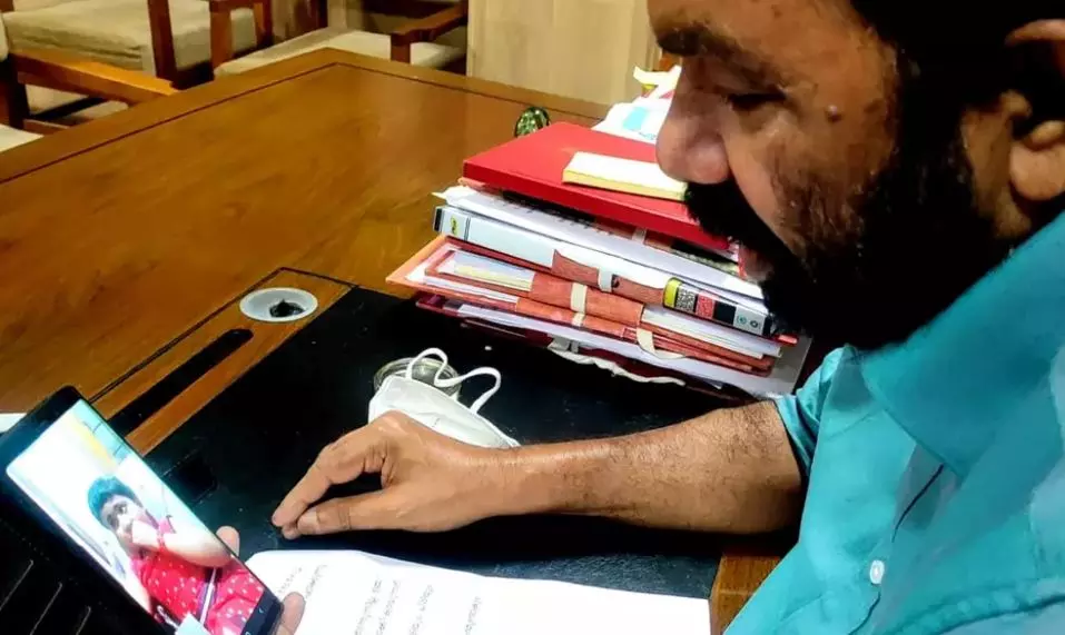 ഈ അപ്പൂപ്പനെ മനസ്സിലായോ? കുഞ്ഞുതന്ഹയെ വിളിച്ച് മന്ത്രി ഈ അപ്പൂപ്പനെ മനസ്സിലായോ? കുഞ്ഞുതന്ഹയെ വിളിച്ച് മന്ത്രി