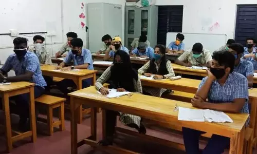 പ്ലസ് വണ്‍ പരീക്ഷ വെള്ളിയാഴ്ച; നടത്തിപ്പിനായുള്ള മാര്‍ഗനിര്‍ദേശങ്ങളായി