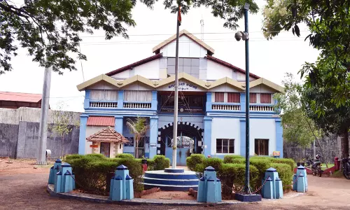 സൂപ്രണ്ടിന്റെ ഓഫീസിൽ കയറി പ്രതികളുടെ ഫോൺവിളി; വിയ്യൂർ  ജയിൽ സൂപ്രണ്ടിനെതിരെ ഗുരുതര കണ്ടെത്തല്‍