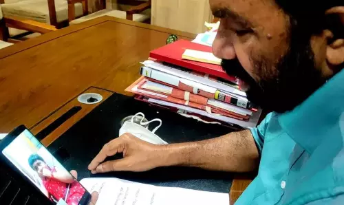 ഈ അപ്പൂപ്പനെ മനസ്സിലായോ? കുഞ്ഞുതന്ഹയെ വിളിച്ച് മന്ത്രി ഈ അപ്പൂപ്പനെ മനസ്സിലായോ? കുഞ്ഞുതന്ഹയെ വിളിച്ച് മന്ത്രി