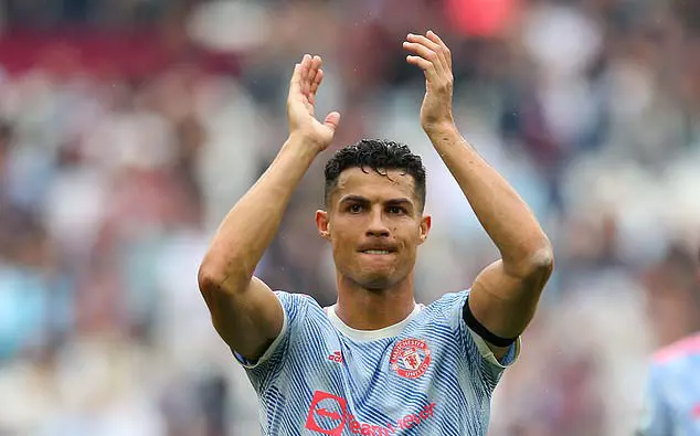 മെസിയെ പിന്നിലാക്കി ക്രിസ്റ്റ്യാനോ; ലോകത്തെ ഏറ്റവും പ്രതിഫലം വാങ്ങുന്ന ഫുട്ബോള് താരം മെസിയെ പിന്നിലാക്കി ക്രിസ്റ്റ്യാനോ; ലോകത്തെ ഏറ്റവും പ്രതിഫലം വാങ്ങുന്ന ഫുട്ബോള് താരം