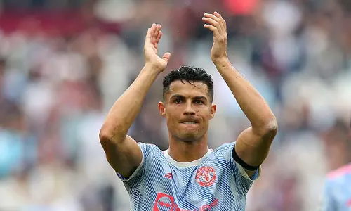 മെസിയെ പിന്നിലാക്കി ക്രിസ്റ്റ്യാനോ; ലോകത്തെ ഏറ്റവും പ്രതിഫലം വാങ്ങുന്ന ഫുട്ബോള് താരം മെസിയെ പിന്നിലാക്കി ക്രിസ്റ്റ്യാനോ; ലോകത്തെ ഏറ്റവും പ്രതിഫലം വാങ്ങുന്ന ഫുട്ബോള് താരം