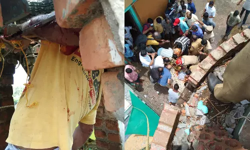 പള്ളിയുടെ കെട്ടിടം പൊളിക്കുന്നതിനിടെ മിനാരത്തില് കുടുങ്ങിയ തൊഴിലാളിയെ രക്ഷപ്പെടുത്തി പള്ളിയുടെ കെട്ടിടം പൊളിക്കുന്നതിനിടെ മിനാരത്തില് കുടുങ്ങിയ തൊഴിലാളിയെ രക്ഷപ്പെടുത്തി