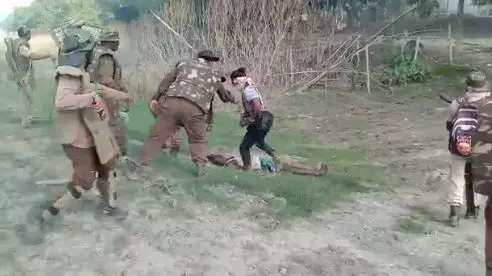 അസമില് ഗ്രാമീണര്ക്കുനേരെ പൊലീസ് വെടിവയ്പ്പ്; കൊല്ലപ്പെട്ടയാളുടെ മൃതദേഹത്തില് ചാടിയും ചവിട്ടിയും മാധ്യമപ്രവര്ത്തകന്റെ ആഘോഷം! അസമില് ഗ്രാമീണര്ക്കുനേരെ പൊലീസ് വെടിവയ്പ്പ്; കൊല്ലപ്പെട്ടയാളുടെ മൃതദേഹത്തില് ചാടിയും ചവിട്ടിയും മാധ്യമപ്രവര്ത്തകന്റെ ആഘോഷം!