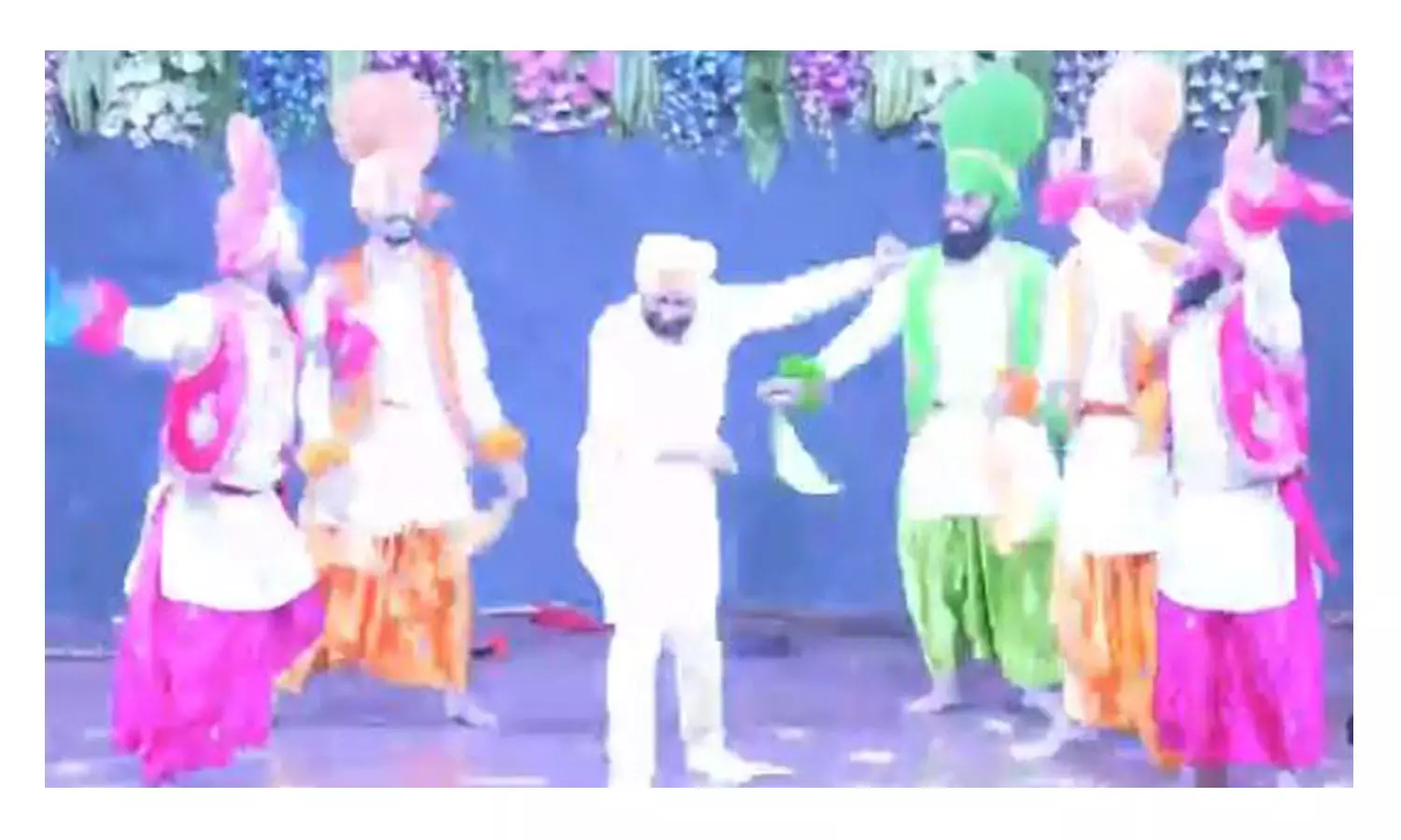 ഭാൻഗ്ര നൃത്തച്ചുവടുകളുമായി പഞ്ചാബ് മുഖ്യമന്ത്രി ചരൺജീത്ത് സിങ്- വിഡിയോ വൈറല് ഭാൻഗ്ര നൃത്തച്ചുവടുകളുമായി പഞ്ചാബ് മുഖ്യമന്ത്രി ചരൺജീത്ത് സിങ്- വിഡിയോ വൈറല്