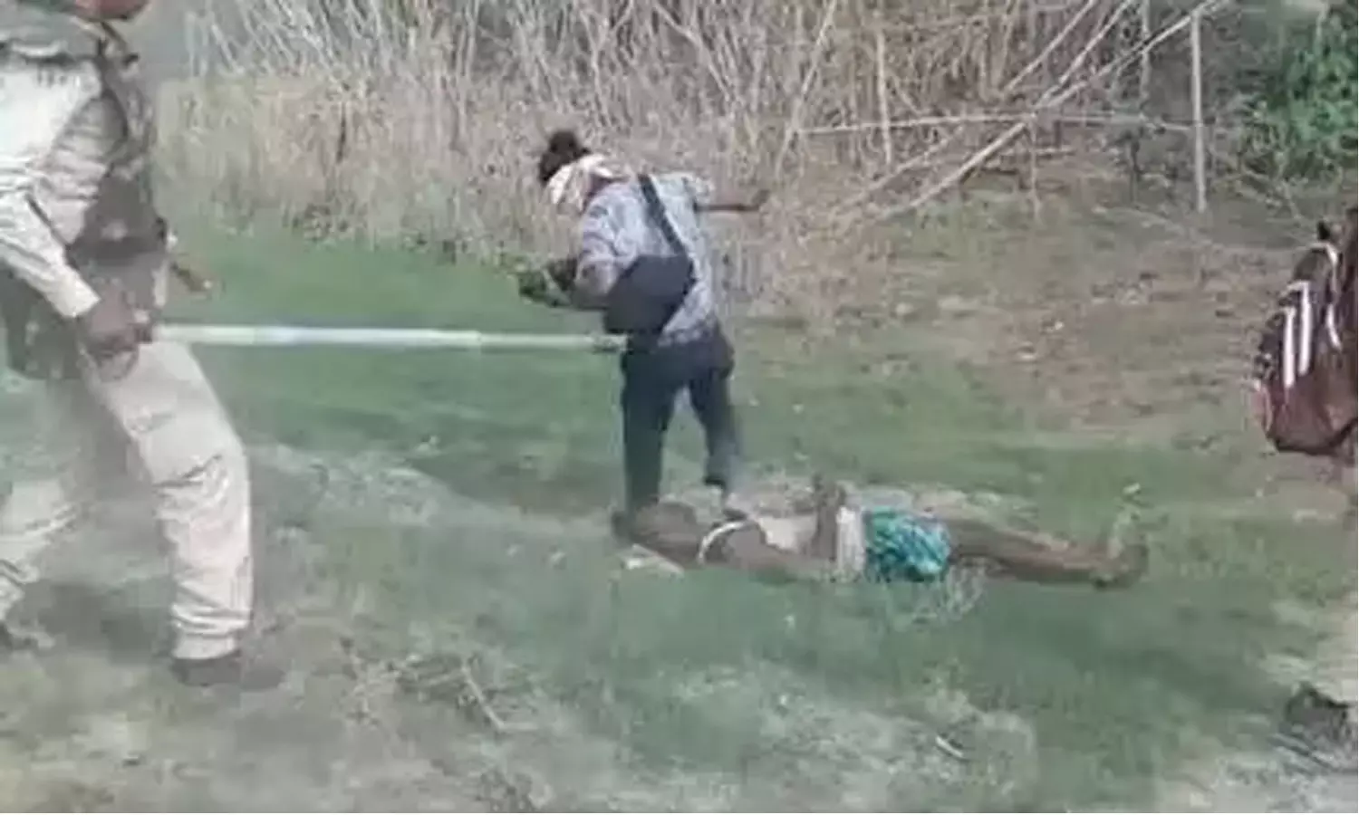 വെടിയേറ്റു വീണ മനുഷ്യന്റെ നെഞ്ചില് കയറി ചവിട്ടിയ ഫോട്ടോഗ്രാഫര് അറസ്റ്റില് വെടിയേറ്റു വീണ മനുഷ്യന്റെ നെഞ്ചില് കയറി ചവിട്ടിയ ഫോട്ടോഗ്രാഫര് അറസ്റ്റില്