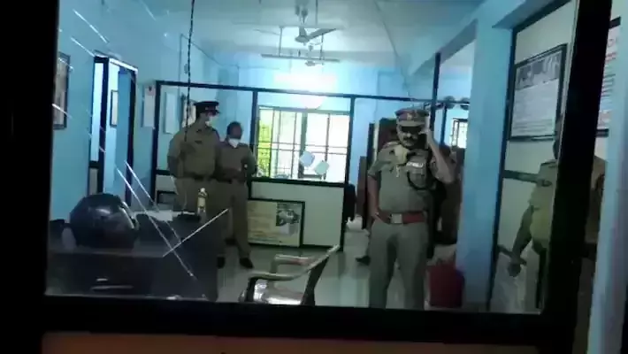 കഞ്ചാവ് കേസിൽ അറസ്റ്റ് ചെയ്ത പ്രതി എക്സൈസ് ഓഫീസ് അടിച്ചു തകർത്തു കഞ്ചാവ് കേസിൽ അറസ്റ്റ് ചെയ്ത പ്രതി എക്സൈസ് ഓഫീസ് അടിച്ചു തകർത്തു