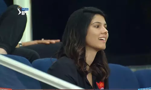 സൂക്ഷിച്ച് നോക്കണ്ടെടാ ഉണ്ണീ, ഇത് ഫാന്‍ ഗേള്‍ അല്ല, ടീം സി.ഇ.ഒ ആണ്; ട്വിറ്ററില്‍ താരമായി കാവ്യ മാരന്‍