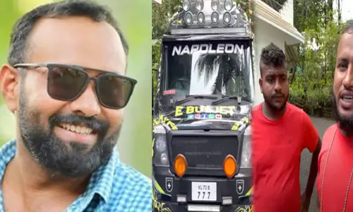 ഇ–ബുൾജെറ്റ് വിഷയം സിനിമയാക്കാൻ ഒമറില്ല;തിരക്കിലാണെന്ന് സംവിധായകൻ