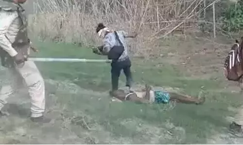 വെടിയേറ്റു വീണ മനുഷ്യന്റെ നെഞ്ചില്‍ കയറി ചവിട്ടിയ ഫോട്ടോഗ്രാഫര്‍ അറസ്റ്റില്‍