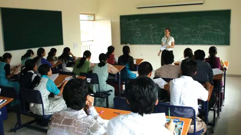 2019ലെ ശമ്പളം ഇനിയും ലഭിച്ചിട്ടില്ല; ജോലിയും വേതനവുമില്ലാതെ ഗസ്റ്റ് അധ്യാപകർ ദുരിതത്തില് 2019ലെ ശമ്പളം ഇനിയും ലഭിച്ചിട്ടില്ല; ജോലിയും വേതനവുമില്ലാതെ ഗസ്റ്റ് അധ്യാപകർ ദുരിതത്തില്
