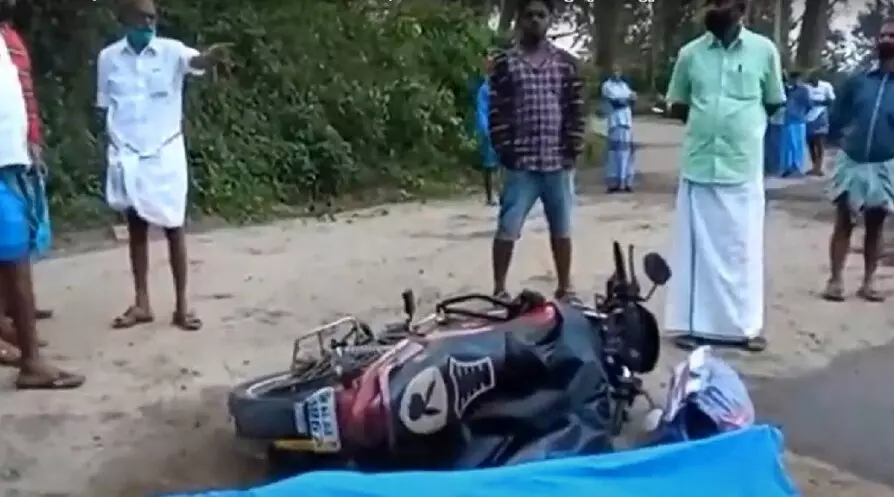 ബൈക്ക് യാത്രക്കാരിയെ കാട്ടാന ചവിട്ടിക്കൊന്നു; ഭര്ത്താവ് രക്ഷപെട്ടത് തലനാരിഴക്ക് ബൈക്ക് യാത്രക്കാരിയെ കാട്ടാന ചവിട്ടിക്കൊന്നു; ഭര്ത്താവ് രക്ഷപെട്ടത് തലനാരിഴക്ക്