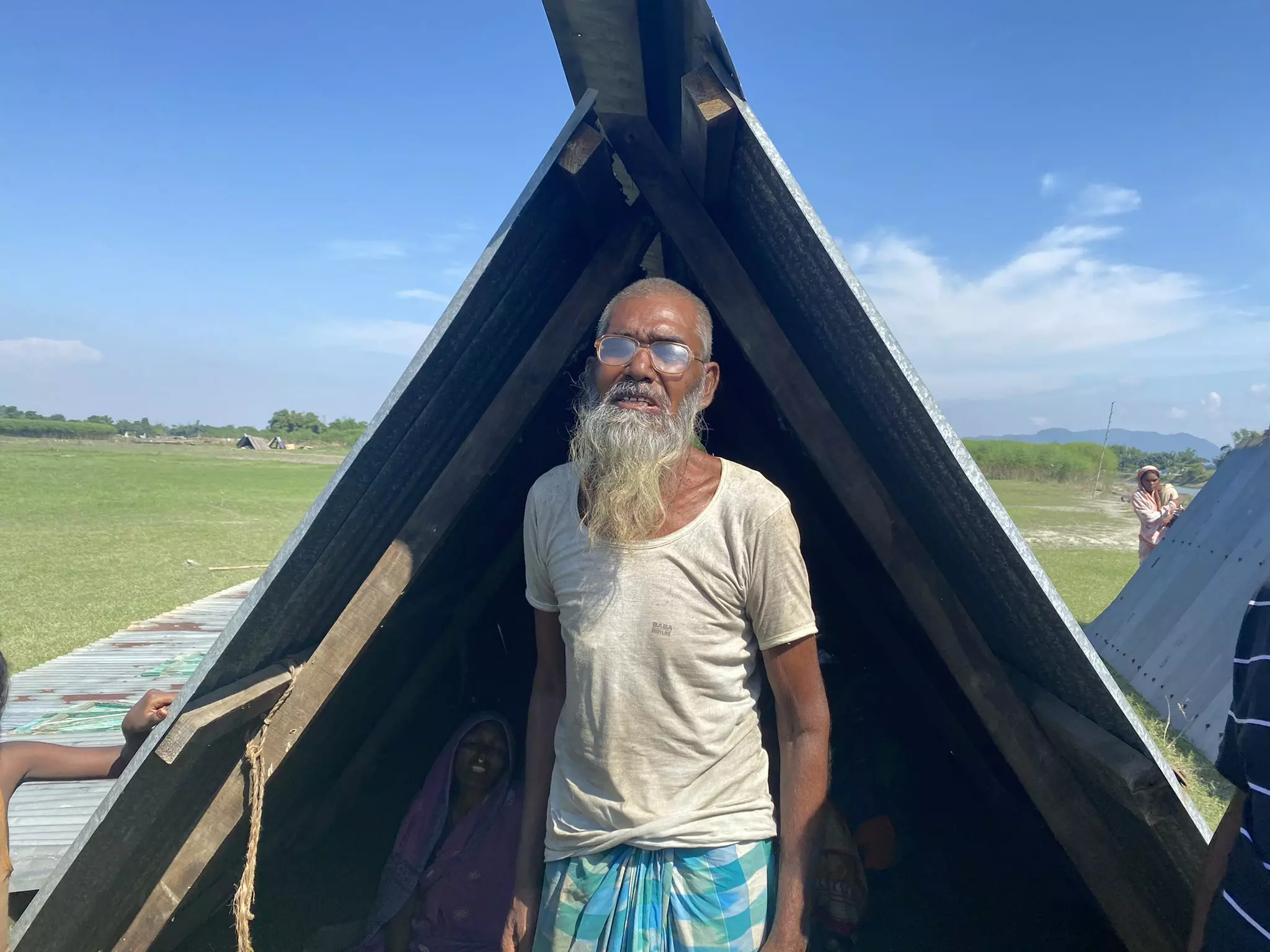 മകനെ അവര് കൊന്ന് ജെസിബിയില് കെട്ടിവലിച്ചു; ഞങ്ങളുടെ ഏക ആശ്രയമായിരുന്നു അവന്- മോയിനുല് ഹഖിന്റെ പിതാവ് മകനെ അവര് കൊന്ന് ജെസിബിയില് കെട്ടിവലിച്ചു; ഞങ്ങളുടെ ഏക ആശ്രയമായിരുന്നു അവന്- മോയിനുല് ഹഖിന്റെ പിതാവ്