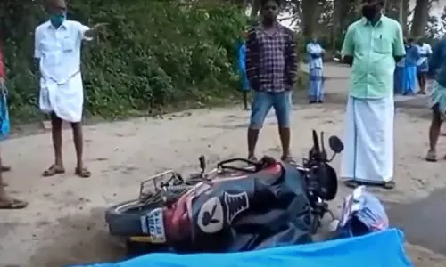 ബൈക്ക് യാത്രക്കാരിയെ കാട്ടാന ചവിട്ടിക്കൊന്നു; ഭര്ത്താവ് രക്ഷപെട്ടത് തലനാരിഴക്ക് ബൈക്ക് യാത്രക്കാരിയെ കാട്ടാന ചവിട്ടിക്കൊന്നു; ഭര്ത്താവ് രക്ഷപെട്ടത് തലനാരിഴക്ക്