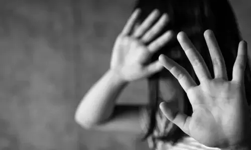 ഗുജറാത്തിൽ 11 വയസുകാരിയുടെ കൈകൾ തിളച്ച എണ്ണയിൽ മുക്കിയ അയൽവാസി അറസ്റ്റിൽ