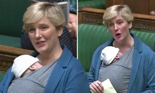 അമ്മമാരെ ആരും പരിഗണിക്കുന്നില്ല;കൈക്കുഞ്ഞുമായി ലേബർ പാർട്ടി എംപി പാർലമെന്റിൽ