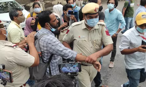 ഡൽഹി അസം ഭവന് മുന്നിൽ പ്രതിഷേധം; ഫ്രറ്റേണിറ്റി അഖിലേന്ത്യാ പ്രസിഡന്റ് അറസ്റ്റിൽ ഡൽഹി അസം ഭവന് മുന്നിൽ പ്രതിഷേധം; ഫ്രറ്റേണിറ്റി അഖിലേന്ത്യാ പ്രസിഡന്റ് അറസ്റ്റിൽ