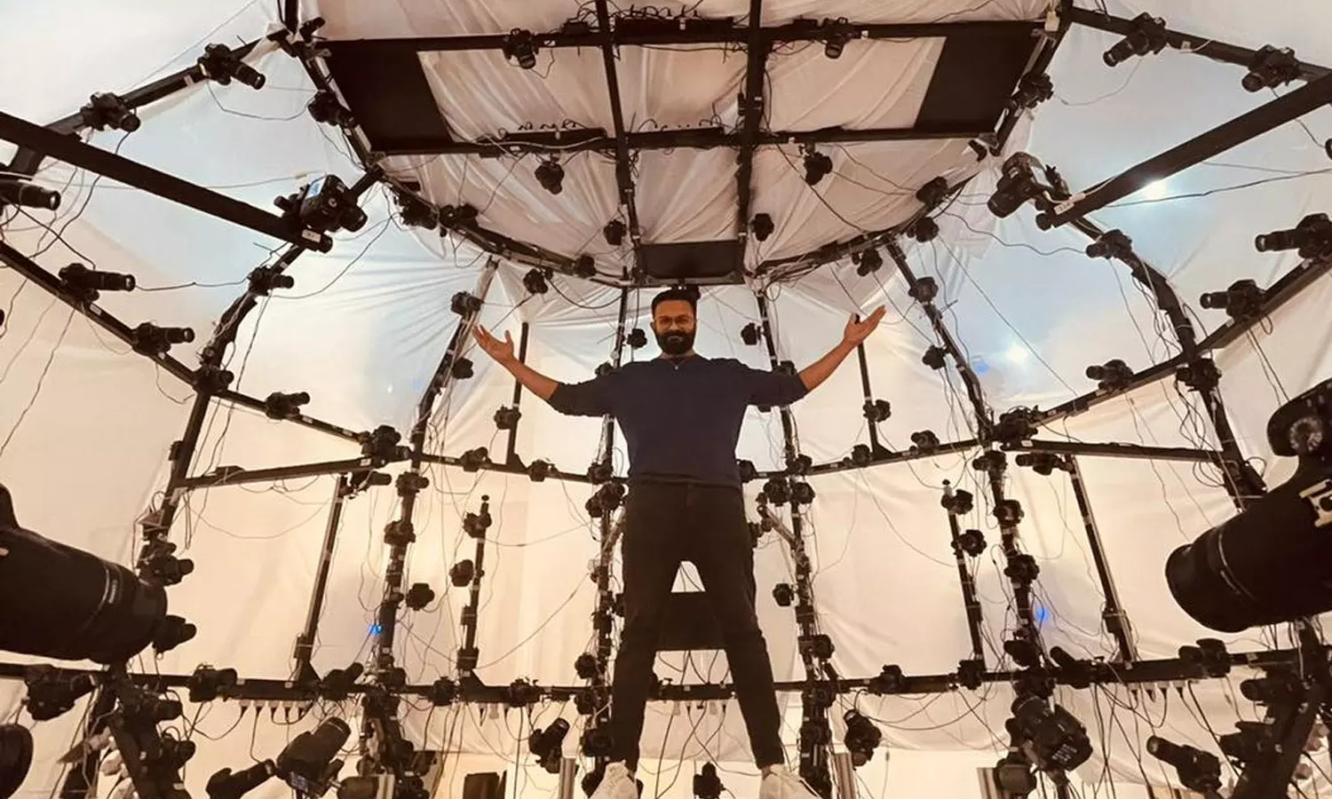 ചുറ്റും നിരവധി ക്യാമറകളാൽ ബന്ധിക്കപ്പെട്ട് ജയസൂര്യ- കത്തനാറിന്റെ പ്രീ പ്രൊഡക്ഷൻ ജോലികൾ ആരംഭിച്ചു ചുറ്റും നിരവധി ക്യാമറകളാൽ ബന്ധിക്കപ്പെട്ട് ജയസൂര്യ- കത്തനാറിന്റെ പ്രീ പ്രൊഡക്ഷൻ ജോലികൾ ആരംഭിച്ചു