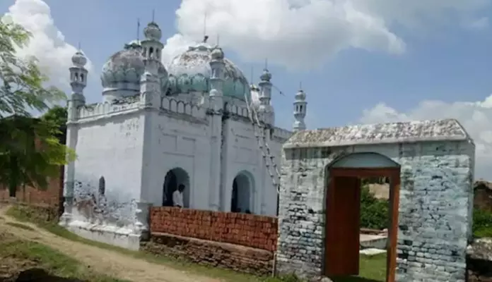 മുസ്‍ലിംകളാരുമില്ലാതെ അഞ്ചുനേരവും മുഴങ്ങുന്നു ബാങ്ക്; മനസില്‍ മതമൈത്രിയുടെ പള്ളിക്ക് കാവലിരുന്ന് ഒരു ഗ്രാമവും