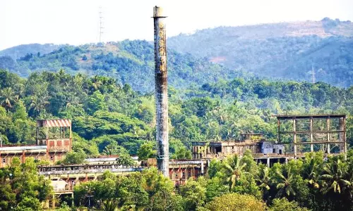 മാവൂർ ഗ്വാളിയോർ റയോണ്‍സ് ഭൂമിയില്‍ പൊലീസിന്‍റെ മിന്നല്‍ പരിശോധന; ആറു പേർ പിടിയില്‍