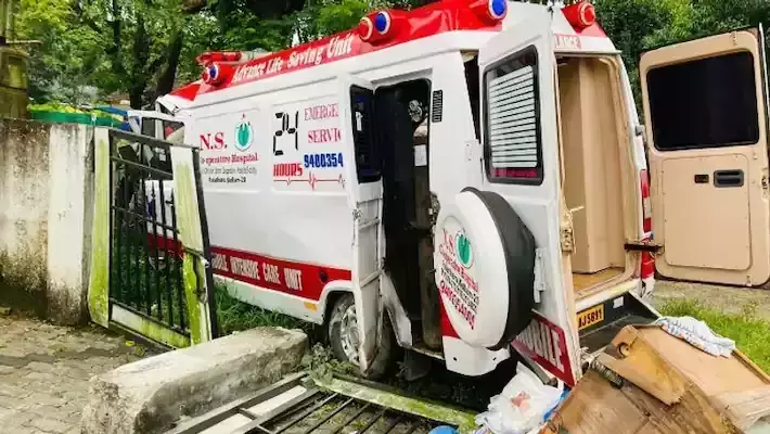 ആംബുലൻസ് അപകടത്തിൽപ്പെട്ട് കോവിഡ് രോഗി മരിച്ചു; മൂന്ന് പേര്‍ക്ക് പരിക്ക്