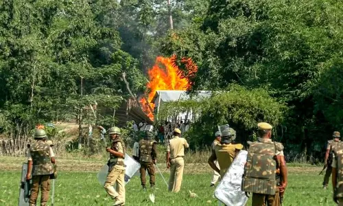 അസമിലെ പൊലീസ് നരനായാട്ടിനെതിരായ പ്രതിഷേധത്തിനിടയിലും ഒഴിപ്പിക്കല് തുടരുന്നു അസമിലെ പൊലീസ് നരനായാട്ടിനെതിരായ പ്രതിഷേധത്തിനിടയിലും ഒഴിപ്പിക്കല് തുടരുന്നു