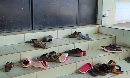 വാക്സിനെടുക്കാൻ ചെരുപ്പ് ഊരണോ...? ആരോഗ്യമന്ത്രിക്ക് തുറന്ന കത്തുമായി യുവാവ്