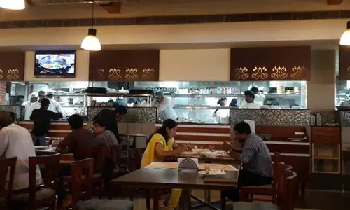 ഹോട്ടലുകളില്‍ ഇരുന്ന് ഭക്ഷണം കഴിക്കാം; നിയന്ത്രണങ്ങളില്‍ കൂടുതല്‍ ഇളവുകള്‍