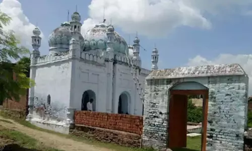 മുസ്‍ലിംകളാരുമില്ലാതെ അഞ്ചുനേരവും മുഴങ്ങുന്നു ബാങ്ക്; മനസില്‍ മതമൈത്രിയുടെ പള്ളിക്ക് കാവലിരുന്ന് ഒരു ഗ്രാമവും