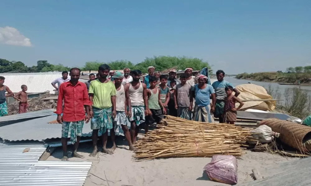 അസമിൽ സർക്കാർ കുടിയൊഴിപ്പിച്ചവർ മൂന്നു ദിവസമായി ദുരിതത്തിൽ അസമിൽ സർക്കാർ കുടിയൊഴിപ്പിച്ചവർ മൂന്നു ദിവസമായി ദുരിതത്തിൽ