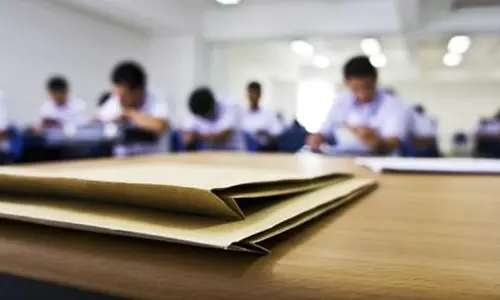 ചെരിപ്പിനുള്ളിൽ ബ്ലൂടൂത്ത്; അധ്യാപക യോഗ്യതാ പരീക്ഷക്കെത്തിയ കോപ്പിയടി വീരന്മാർ പിടിയിൽ